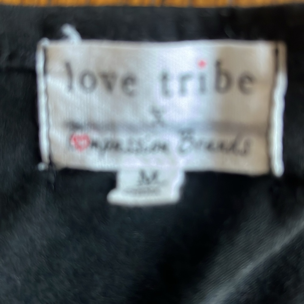 Love Tribe Black Cold Shoulder Top with Red Lips Graphic M - Picture 5 of 5
